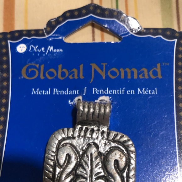 NWT Heavy silver tone ornate cross - Picture 2 of 8